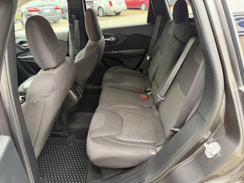 Used 2016 Jeep Cherokee Latitude w/ Cold Weather Group image 17