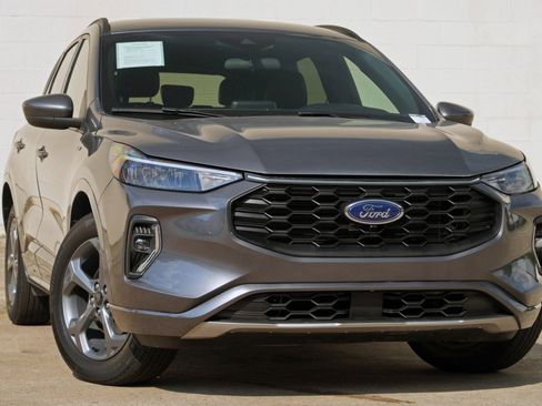 Used 2023 Ford Escape ST-Line Select AWD/4WD image 2