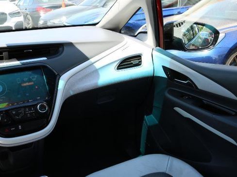 Used 2021 Chevrolet Bolt Premier w/ Infotainment Package FWD image 23
