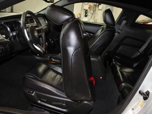 Used 2010 Ford Mustang GT RWD image 22