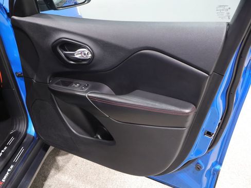 Used 2020 Jeep Cherokee Trailhawk w/ Comfort & Convenience Group AWD/4WD image 25