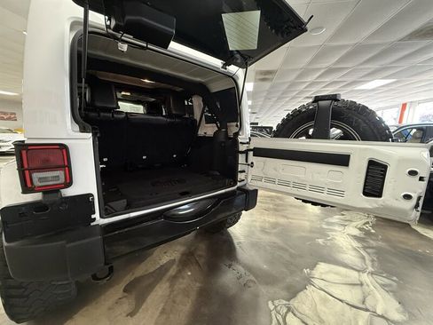 Used 2015 Jeep Wrangler Unlimited Sahara AWD/4WD image 18