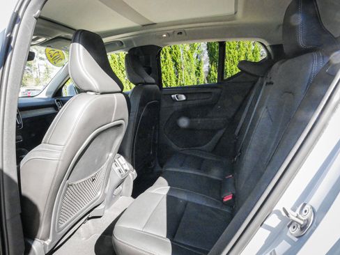 Used 2025 Volvo XC40 B5 Core image 31