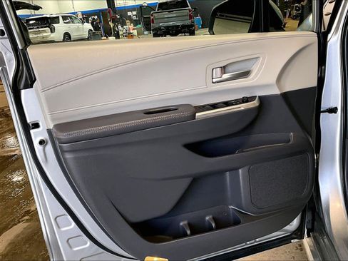 Used 2024 Toyota Sienna XLE image 9