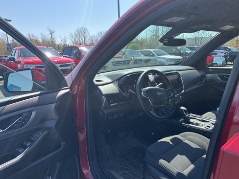 Used 2023 Chevrolet Traverse LT FWD image 7