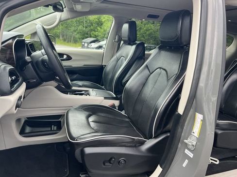 Used 2022 Chrysler Pacifica Limited FWD image 23