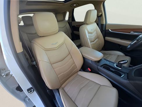 Used 2017 Cadillac XT5 Platinum w/ Driver Assist Package AWD/4WD image 5