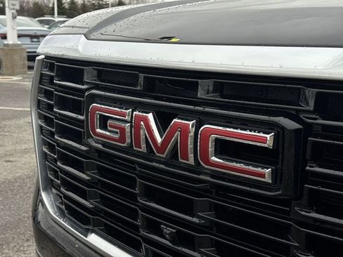 Certified 2025 GMC Yukon Denali Ultimate w/ LPO, Floor Liner Package AWD/4WD image 32