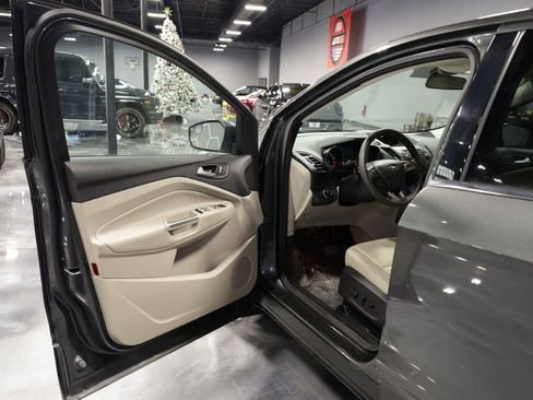 Used 2017 Ford Escape SE w/ SE Cold Weather Package AWD/4WD image 9