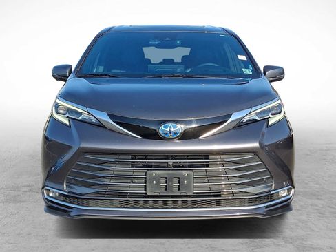 Used 2025 Toyota Sienna Platinum AWD/4WD image 2