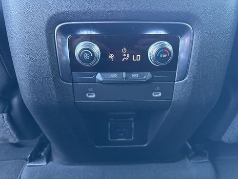 Used 2024 GMC Yukon SLT image 15