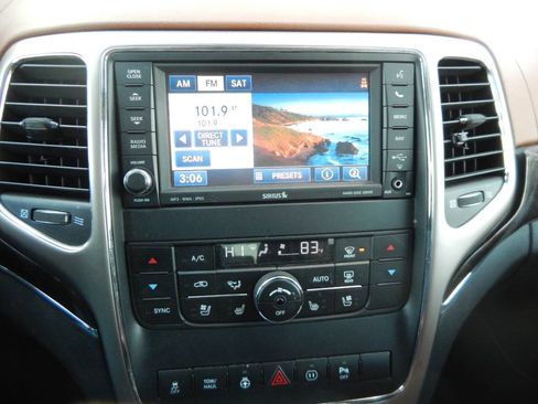 Used 2012 Jeep Grand Cherokee Overland Summit image 3