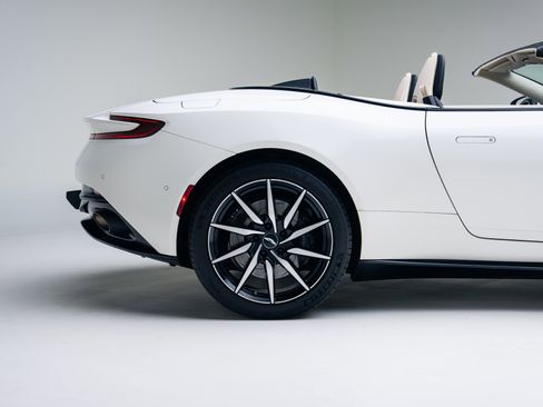 Used 2020 Aston Martin DB11 Volante image 20