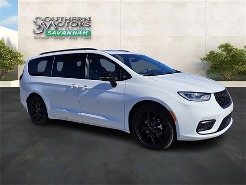 Used 2024 Chrysler Pacifica Limited w/ Uconnect Theater Family Group image 7