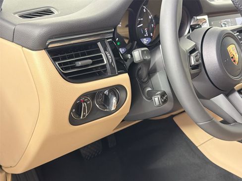 Certified 2026 Porsche Macan AWD/4WD image 33
