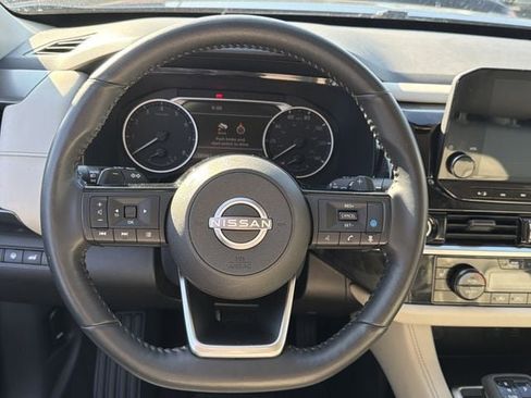 Used 2022 Nissan Pathfinder SL image 32