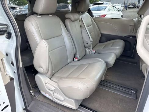 Used 2017 Toyota Sienna XLE FWD image 11