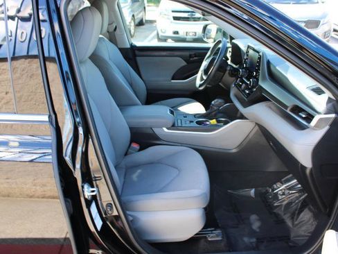 Used 2022 Toyota Highlander LE AWD/4WD image 10