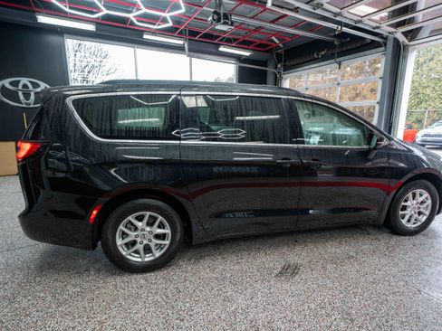 Used 2022 Chrysler Pacifica Touring-L image 4