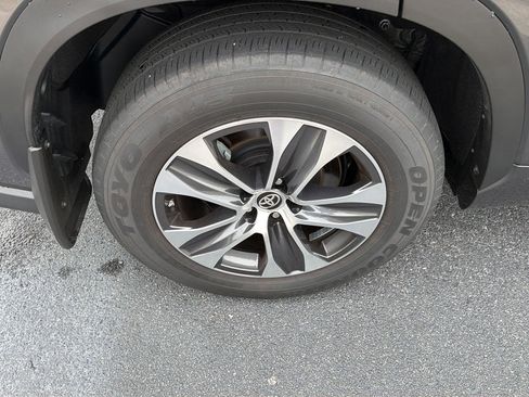 Used 2023 Toyota Highlander XLE FWD image 41