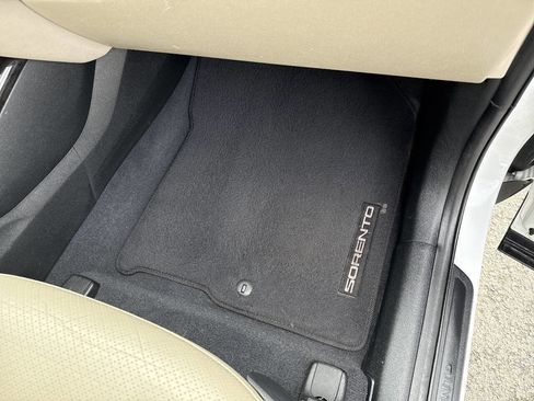 Used 2019 Kia Sorento EX image 19