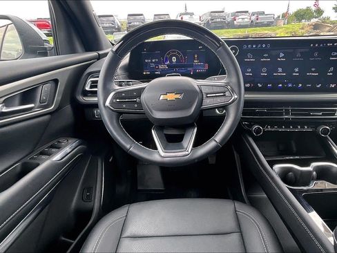Used 2025 Chevrolet Traverse LT w/ Enhanced Driving Package AWD/4WD image 5