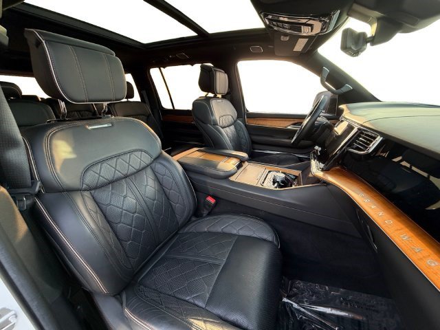 Used 2023 Jeep Grand Wagoneer Series III AWD/4WD image 16