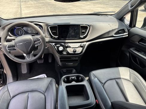 Used 2025 Chrysler Pacifica Select FWD image 15