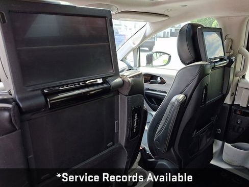 Used 2023 Chrysler Pacifica Limited w/ Uconnect Theater Family Group FWD image 15
