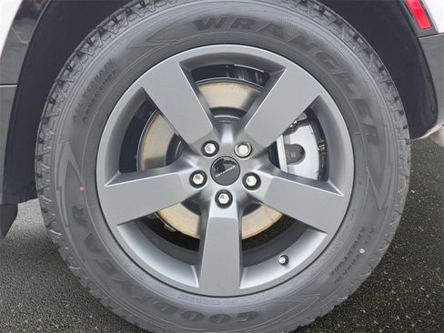 New 2026 Land Rover Defender 110 X-Dynamic SE image 34