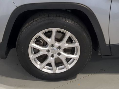 Used 2014 Jeep Cherokee Latitude w/ Comfort/Convenience Group FWD image 17