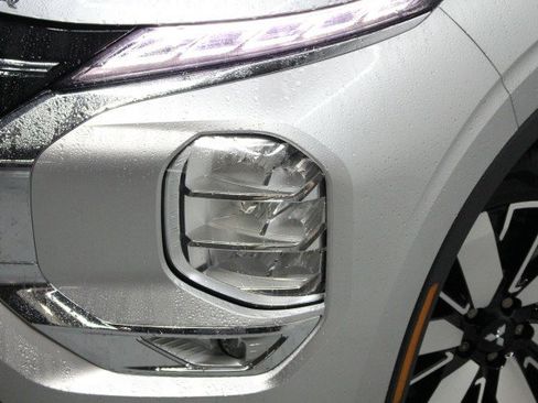 New 2025 Mitsubishi Outlander SE image 2