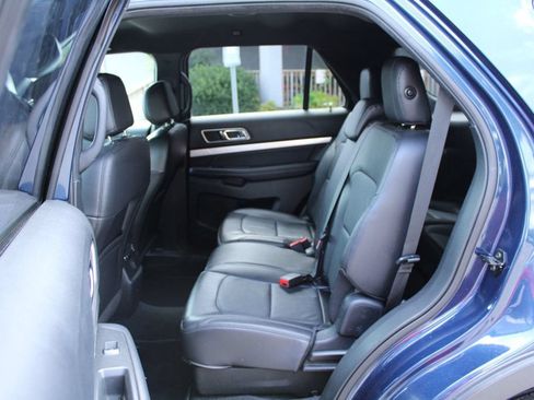 Used 2017 Ford Explorer XLT w/ Equipment Group 202A FWD image 32