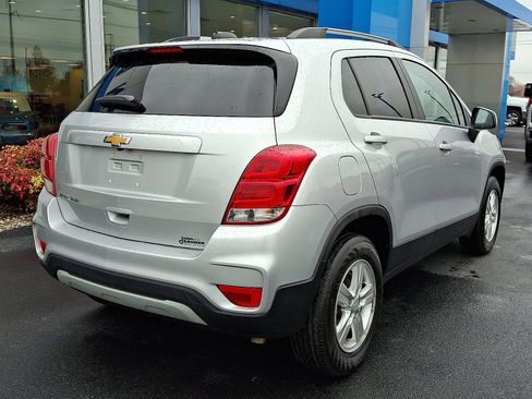 Used 2022 Chevrolet Trax LT w/ LT Convenience Package image 6