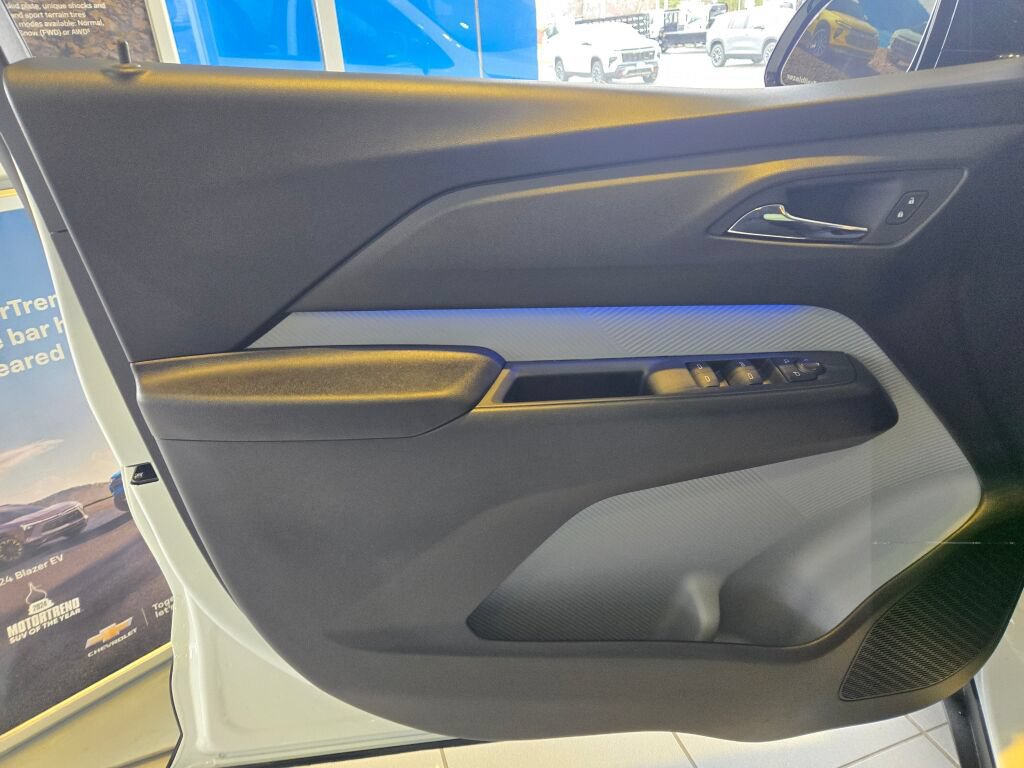 Used 2027 Chevrolet Bolt RS FWD image 18