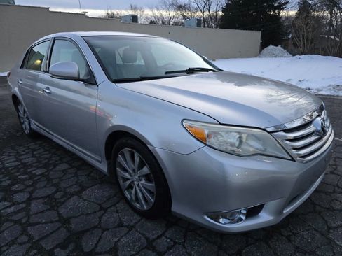 Used 2011 Toyota Avalon Limited image 3