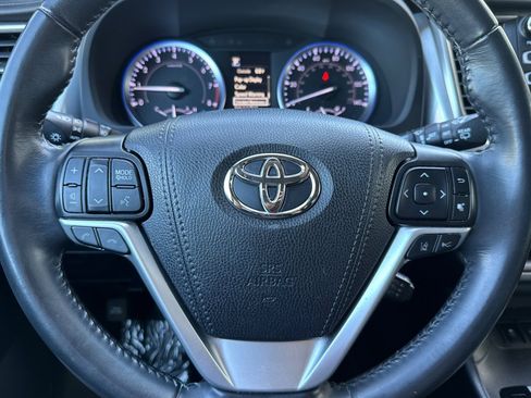 Used 2019 Toyota Highlander XLE w/ Carpet Mat Package (TMS) AWD/4WD image 11