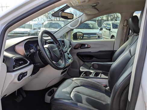 Used 2020 Chrysler Voyager Lxi image 12