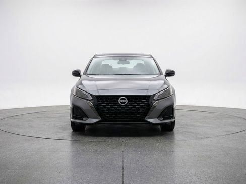 Used 2025 Nissan Altima 2.5 SV FWD image 2
