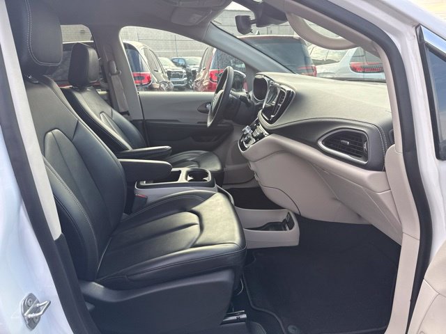 Certified 2024 Chrysler Pacifica Touring-L FWD image 26