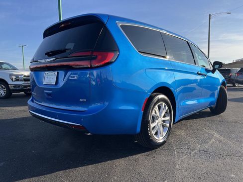 New 2026 Chrysler Pacifica Select image 4