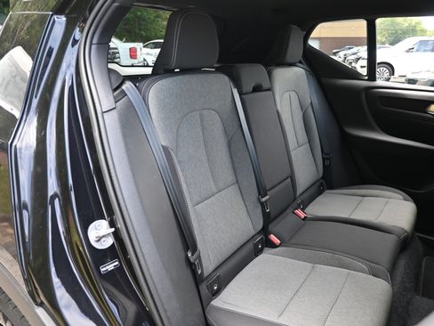 Used 2025 Volvo XC40 B5 Core image 21