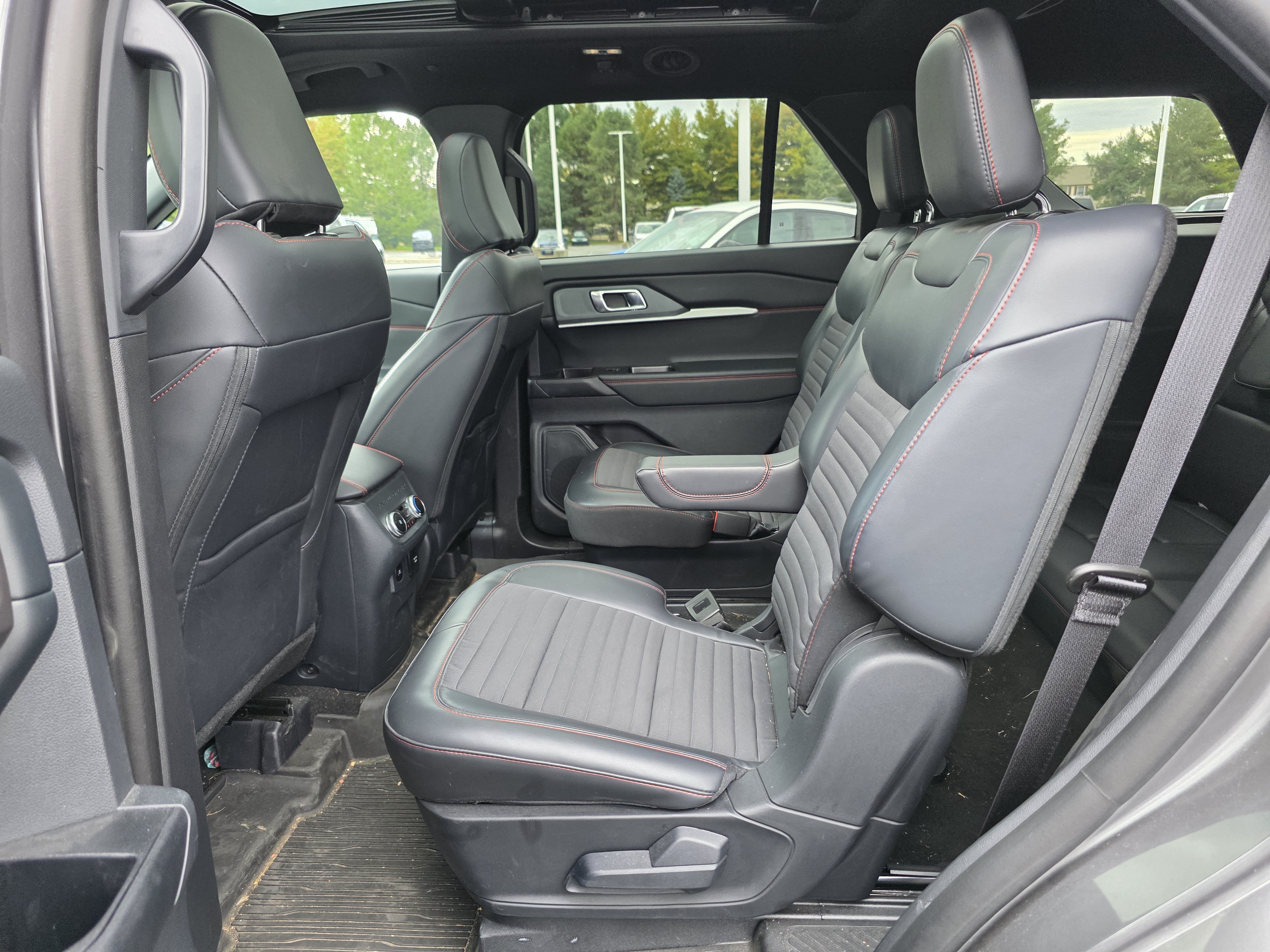 Used 2025 Ford Explorer ST-Line w/ Premium Package AWD/4WD image 9