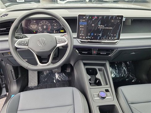 New 2026 Volkswagen Tiguan SE image 9