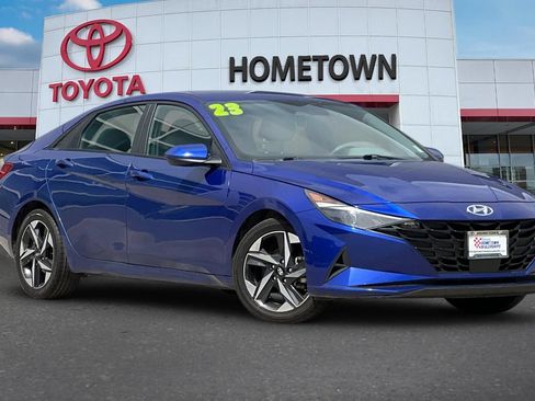 Used 2023 Hyundai Elantra SEL w/ Convenience Package FWD image 2