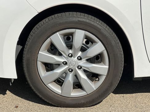Used 2015 Toyota Corolla LE FWD image 13