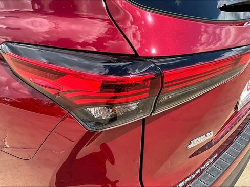 Used 2022 Toyota Highlander XLE FWD image 29