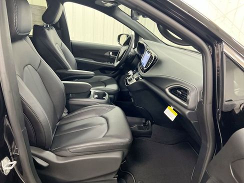New 2026 Chrysler Pacifica Select image 21