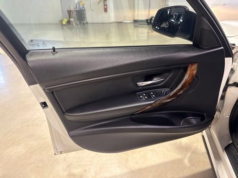 Used 2016 BMW 320i xDrive Sedan AWD/4WD image 27
