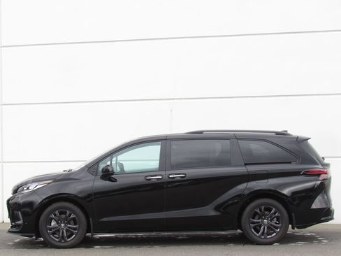 Used 2025 Toyota Sienna XSE AWD/4WD image 4